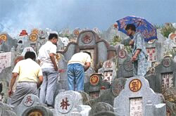 visiting graves on Qing Ming